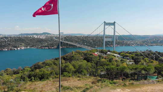 法提赫苏丹穆罕默德大桥和土耳其国旗的鸟瞰图