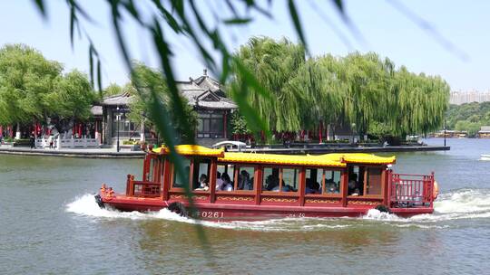 山东济南大明湖公园景区湖面景色与游船游客