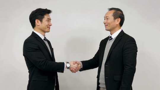 商务人士握手合作场景