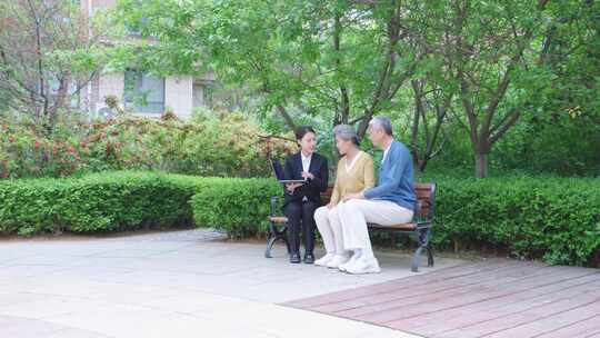 为老人讲解服务