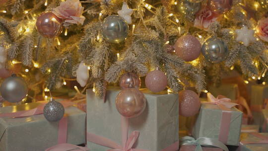 装饰圣诞树下包装的礼物视频素材模板下载
