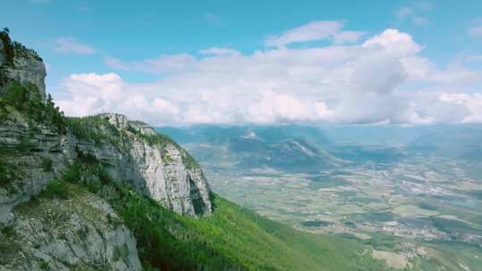 沿着岩壁和悬崖，在法国阿尔卑斯山的山谷中