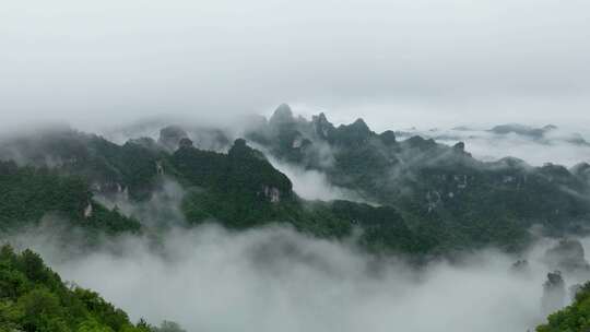 山间云雾缭绕的山脉景色