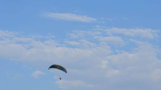 蓝天白云下扬帆起航滑翔伞视频素材模板下载
