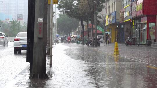 城市街头暴雨行人车流