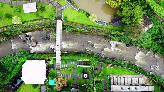 空中镜头下河流之间的花园