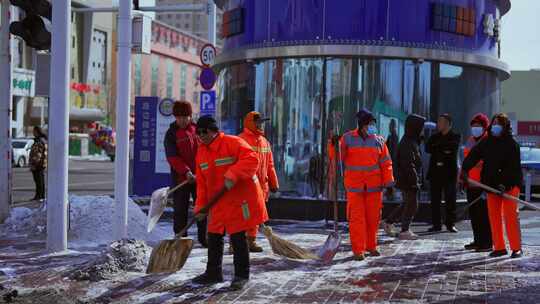 城市街道环卫工人扫雪视频素材模板下载