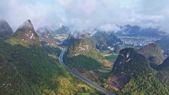 山间云雾缭绕的山村公路自然风景