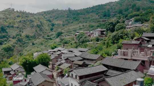 云南诺邓古村山林间的传统村落鸟瞰全景