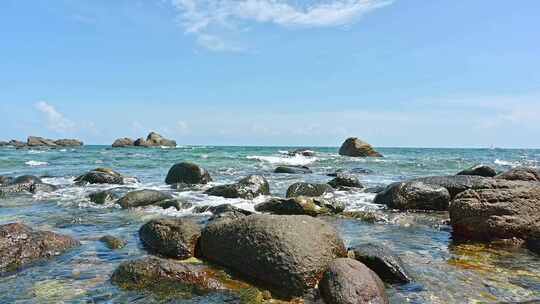 海南三亚蜈支洲岛海岸线上的礁石白沙滩海浪