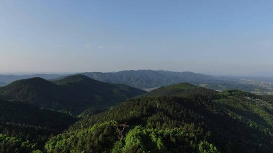 航拍连绵起伏的山峰