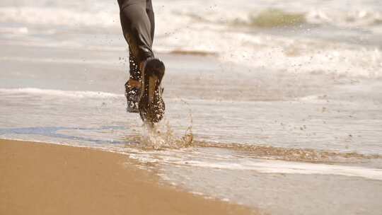 跑步锻炼运动清晨海边奔跑