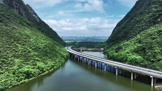 蓝天白云下桂林山间胡泊上的高速公路大桥