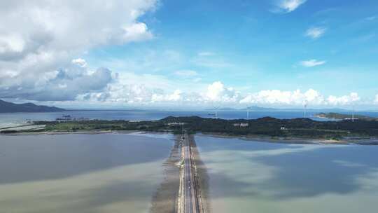 蓝天白云下的海上公路航拍