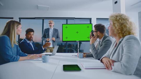 男人在会议室演示视频素材模板下载