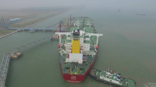 城市航拍  航拍天津港口 码头停靠的货轮5