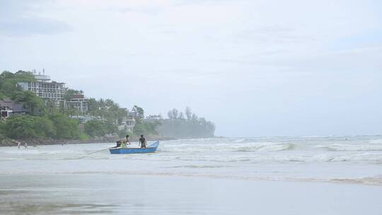 迎着海浪出海的船