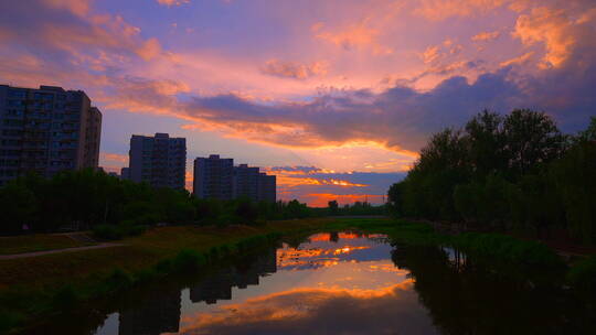 落日夕阳彩霞河道楼房