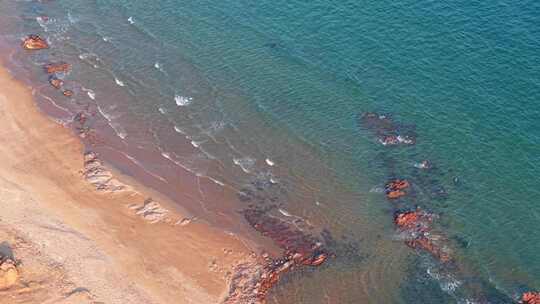 海浪与沙滩航拍慢动作视频