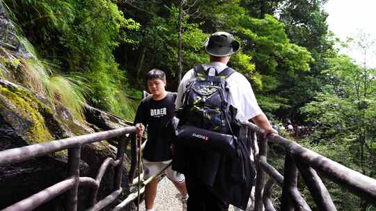 清晨爬山登山上楼梯背影脚步特写森林爬楼梯视频素材模板下载