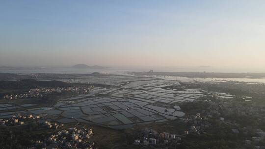 夕阳下的沿海乡村