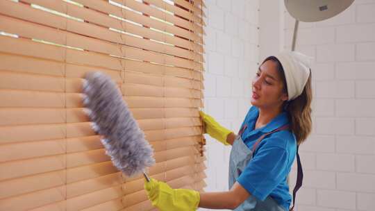 亚洲年轻美丽的清洁工在家打扫客厅。