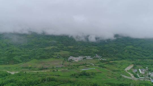 云雾缭绕山脚下的乡村南方群山美景01