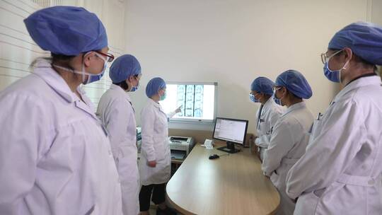 医生们交流学习探讨开会