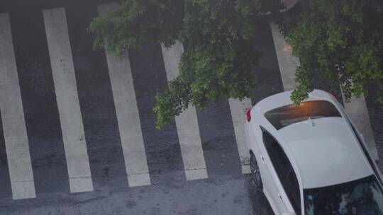 俯瞰窗外广州天河东站公的士出站人行道雨天