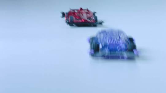 电动玩具车 红色小汽车追蓝色小汽车 高速视频素材模板下载