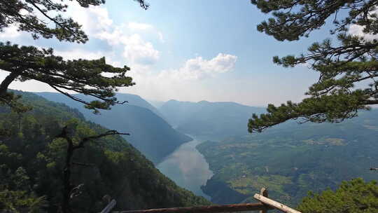 从Banjska岩石飞到Drina河峡谷