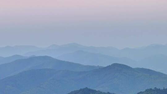 长焦航拍清晨日出群山青山万重山平流雾云海