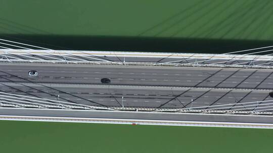 跨江大桥、斜拉桥、车辆、行驶