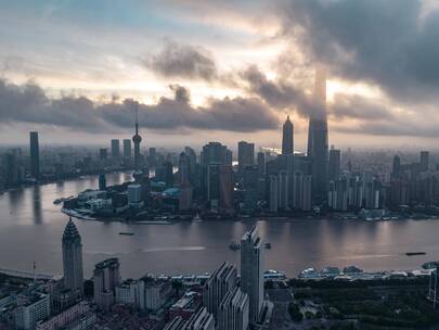 4K上海航拍陆家嘴外滩清晨日出平流雾