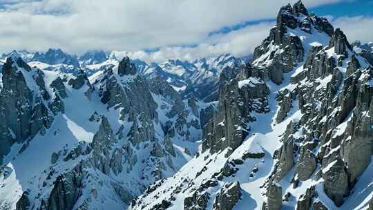 壮观的雪山群峰景象