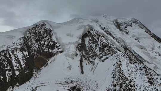 航拍川西横断山脉勒多曼因雪山冰川风光视频素材模板下载