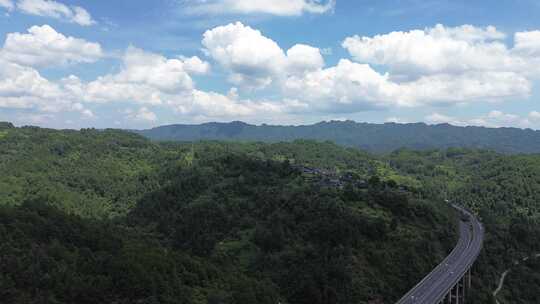 大山、乡村与高速路