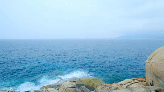 海南三亚大海边蓝色海浪拍打礁石岩石视频素材模板下载