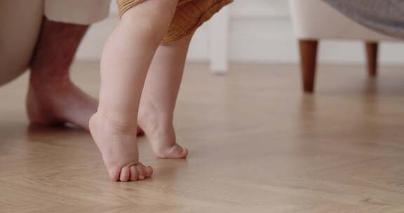 婴儿室内学步画面