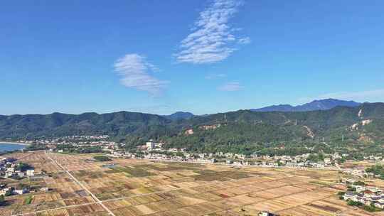 农村田野与天空航拍延时