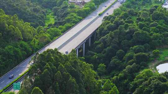 城市鸟瞰图，公路旁林立的高楼与绿植