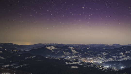 喀尔巴布韦山脉村庄上空的夜空