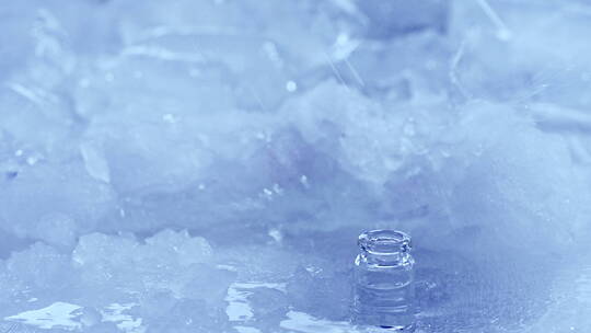 冰川中的精华液小瓶被水浪击倒视频素材模板下载