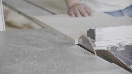 4k家具工厂生产锯板材特写实拍视频