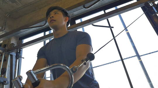 亚洲男子在健身房锻炼
