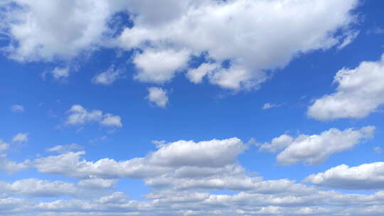 真棒蓝色多云的天空