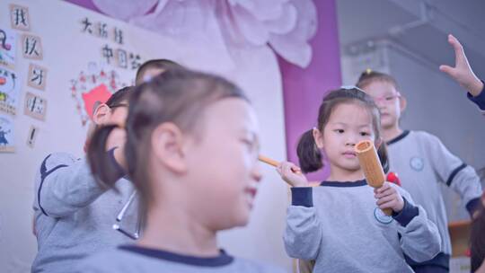 幼儿园的老师和孩子们玩耍学习