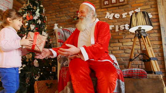 美国小女孩向圣诞老人赠送礼物视频素材模板下载