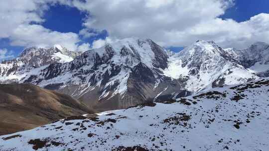 川西山脊垭口航拍横断山脉勒多曼因雪山群峰