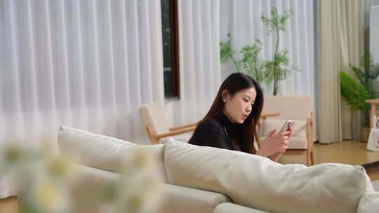 女性室内专注使用手机